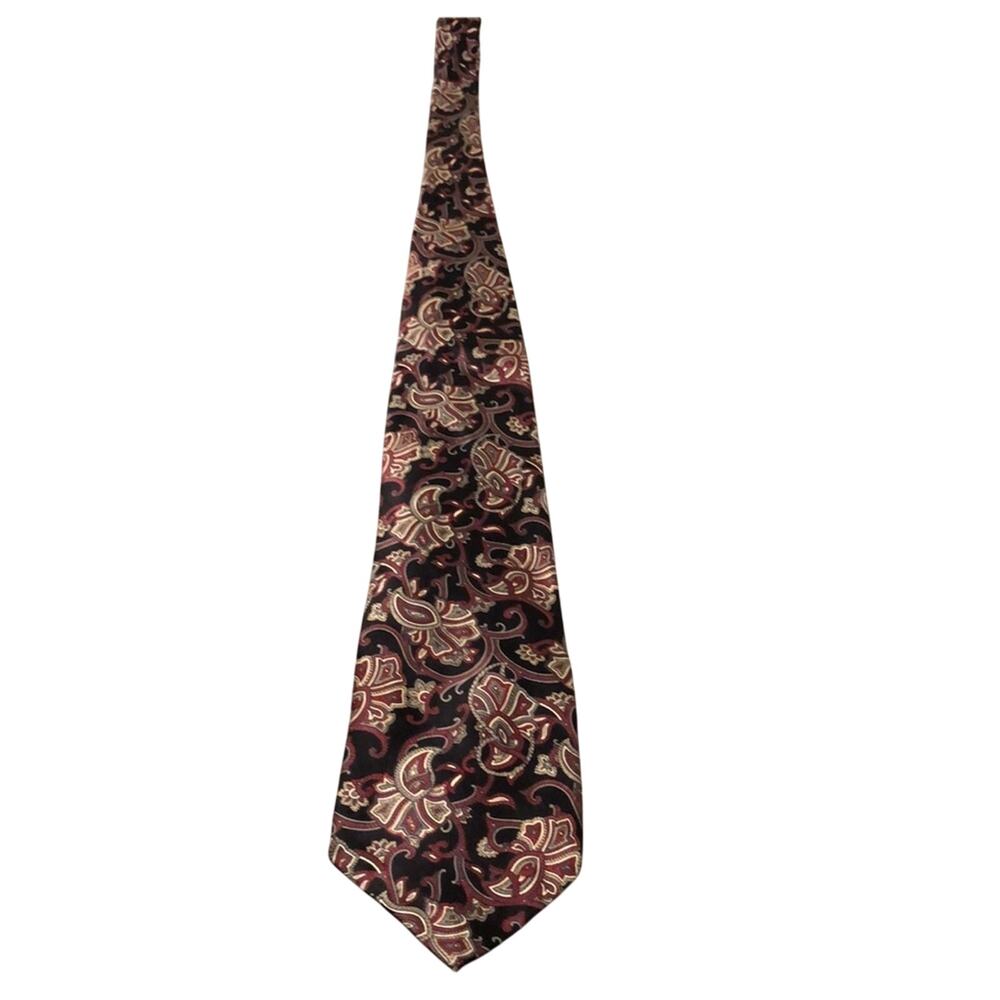 Oscar de la Renta Couture paisley silk tie Black Background